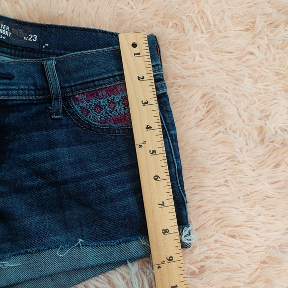 Hollister Low Rise Jean Short - With Embroidered Details - Size 00 w23 - Picture 6 of 9